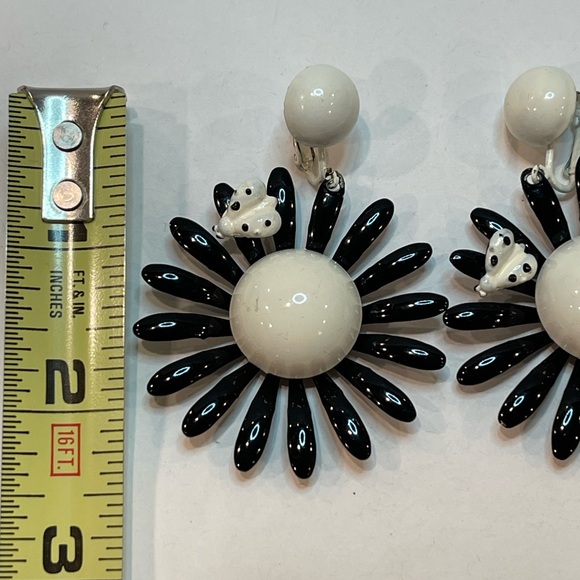 Vintage MCM 1960-70s Large Retro Daisy w Ladybug Clip On Earrings Summer Fun - Picture 6 of 12